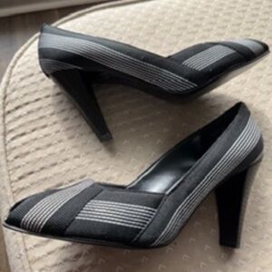 Nine West Blk & Wht Grosgrain Peep Toe Heels Sz 7.5